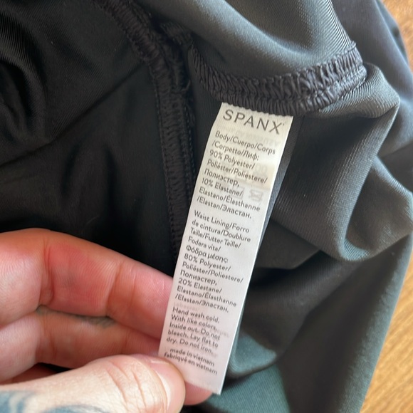 SPANX Shiny Velvet High Waisted Leggings -Black Gold Shine - Picture 8 of 8